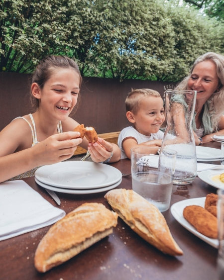 ATELIER DE JUS DE POMME DANS UNE FERME À CIDRE