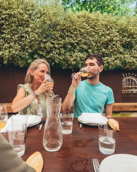 ATELIER DE JUS DE POMME DANS UNE FERME À CIDRE