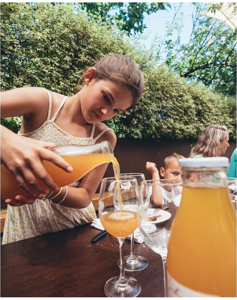 ATELIER DE JUS DE POMME DANS UNE FERME À CIDRE