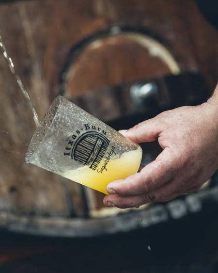 ATELIER DE JUS DE POMME DANS UNE FERME À CIDRE