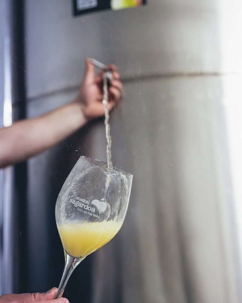 TALLER DE ZUMO DE MANZANA EN CASERÍO LAGAR