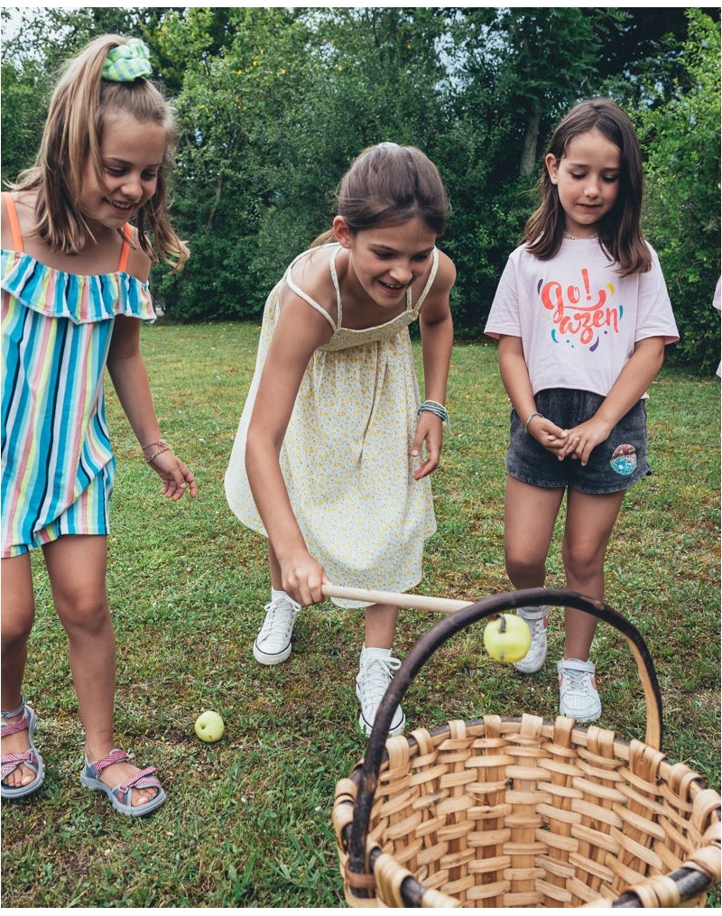 APPLE JUICE WORKSHOP IN A FARM CELLAR APPLE JUICE WORKSHOP IN A FARM CELLAR