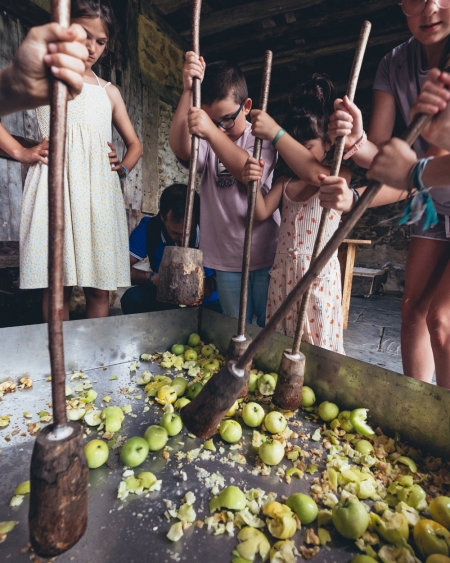 ATELIER DE JUS DE POMME DANS UNE FERME À CIDRE