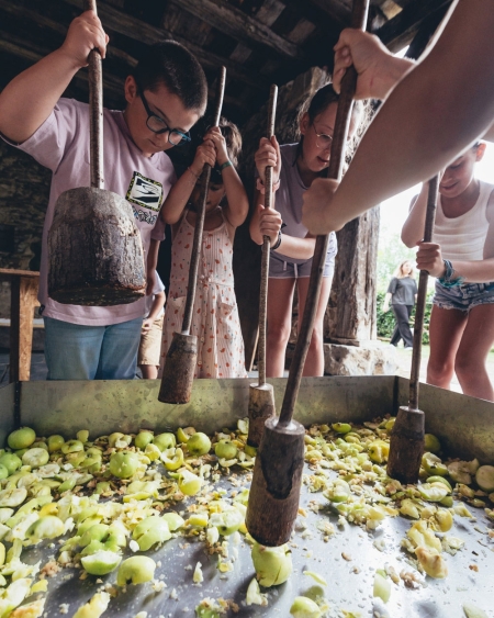 ATELIER DE JUS DE POMME DANS UNE FERME À CIDRE