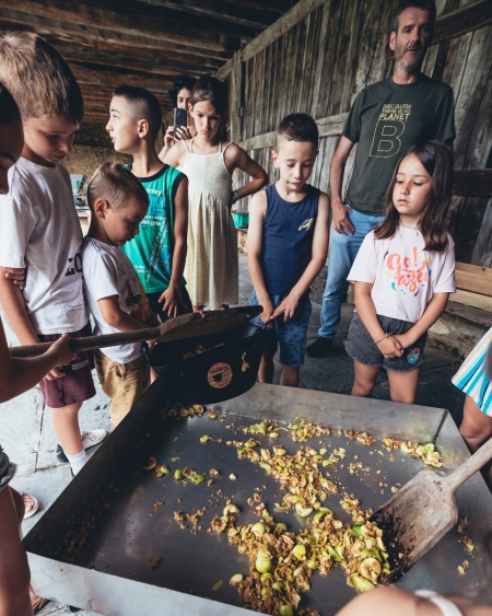 ATELIER DE JUS DE POMME DANS UNE FERME À CIDRE