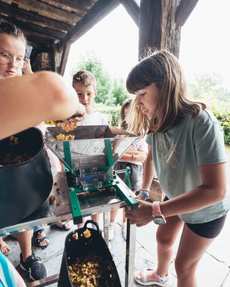 ATELIER DE JUS DE POMME DANS UNE FERME À CIDRE