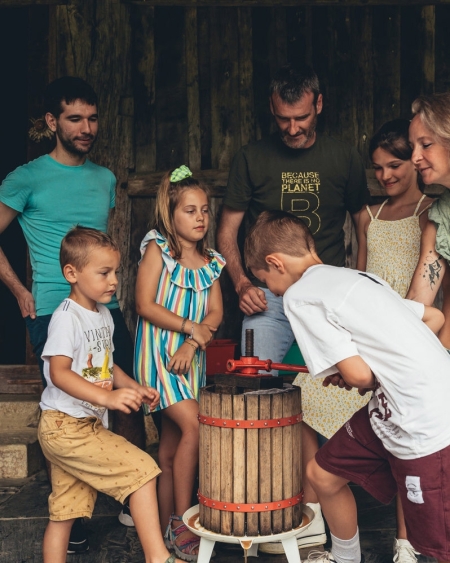 ATELIER DE JUS DE POMME DANS UNE FERME À CIDRE